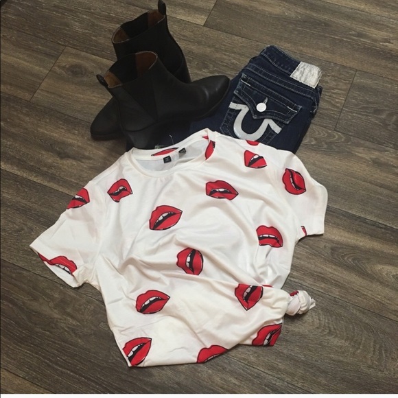 WILA Tops - Red Lip Kiss White Tee Large